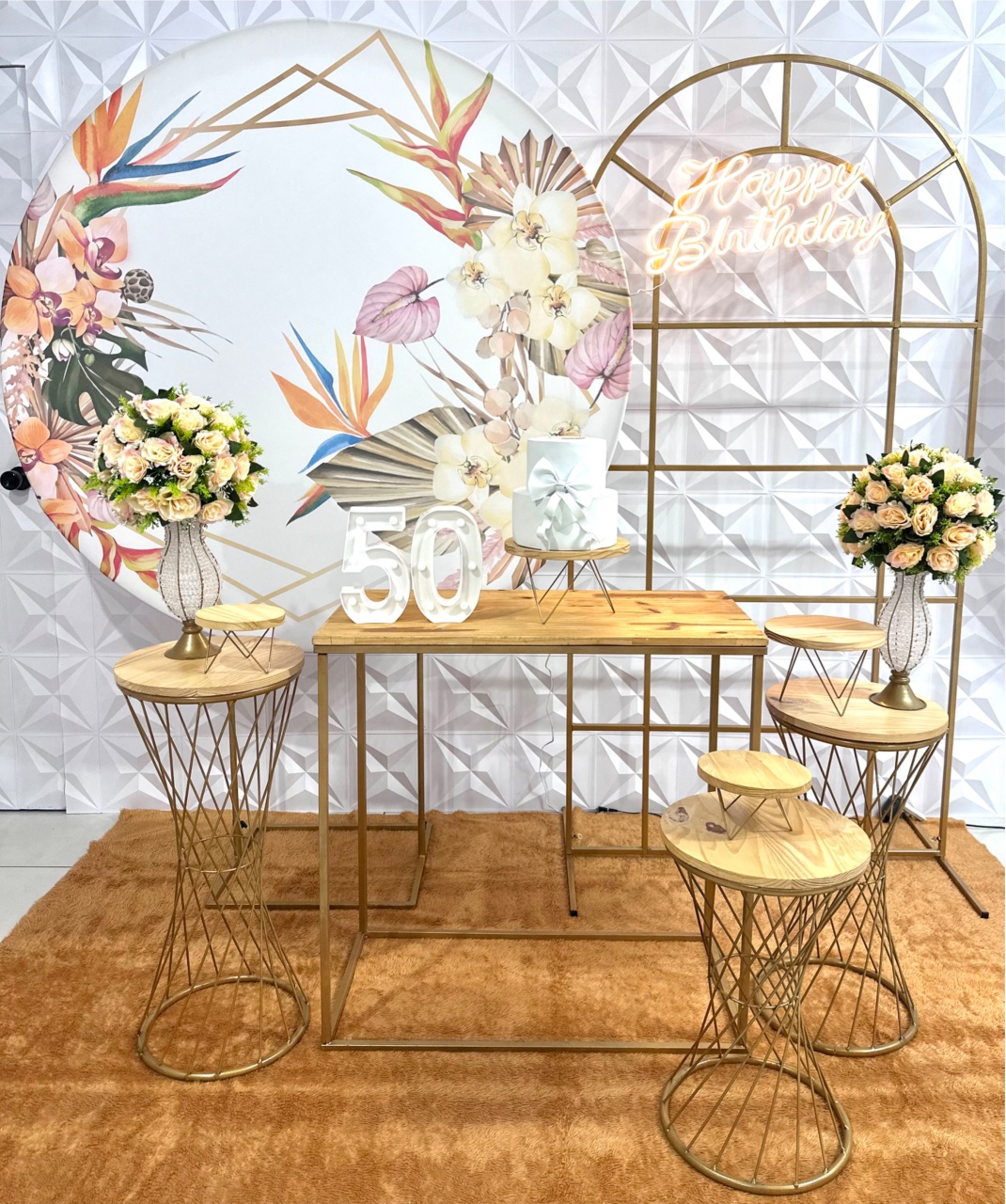 Floral Branco Com Romano E Led - Festerê Pegue e Monte 