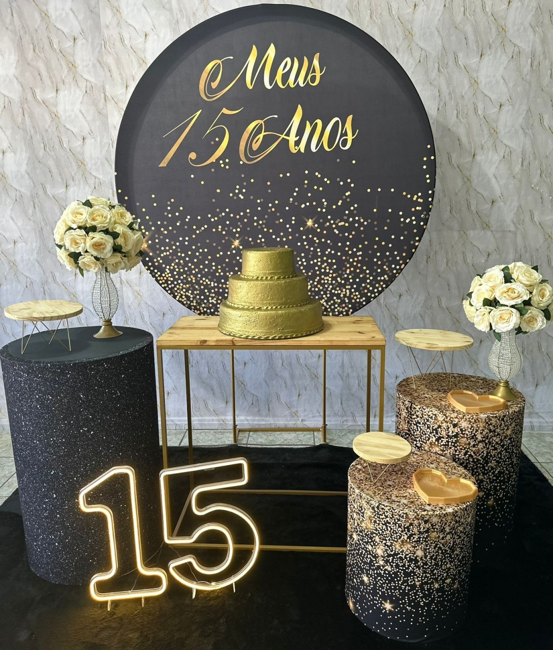15 Anos Preto Com Dourado - Festerê Pegue e Monte 