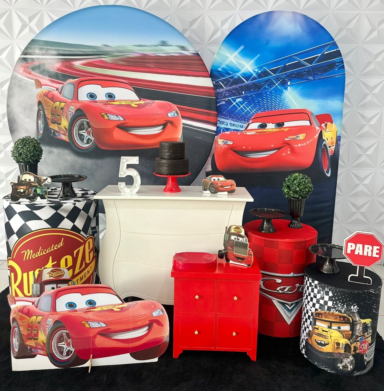 Carros/ Mcqueen 2 Com Romano E Armário  - Festerê Pegue e Monte 