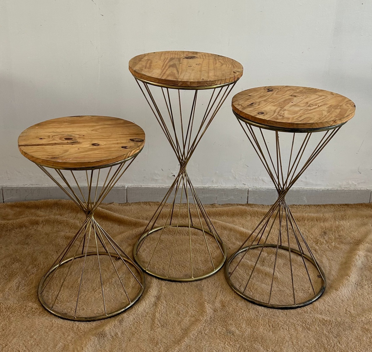 Trio de Mesas Douradas Redondas - HK Décor & pegue  e monte