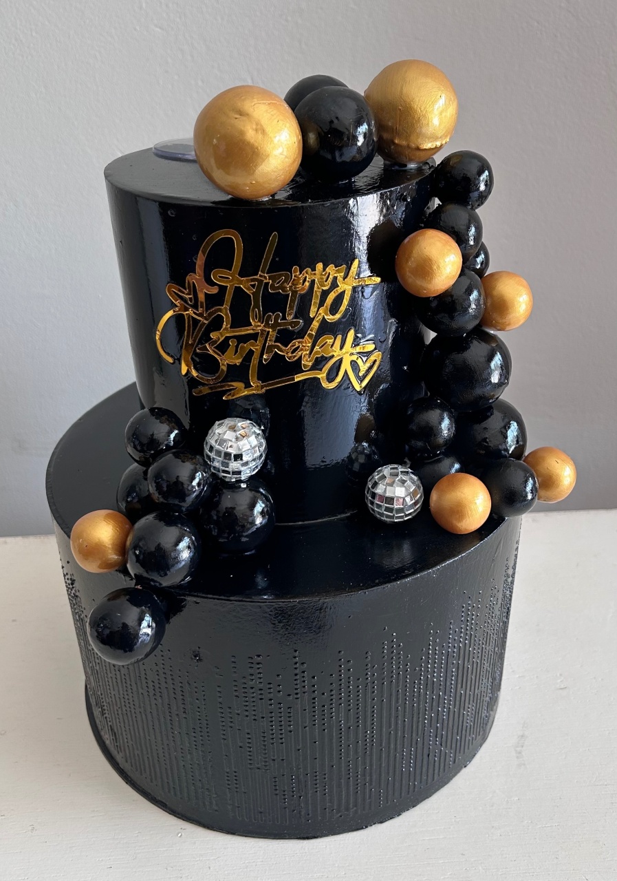 Bolo Fake - Preto E Dourado - HK Décor & pegue  e monte