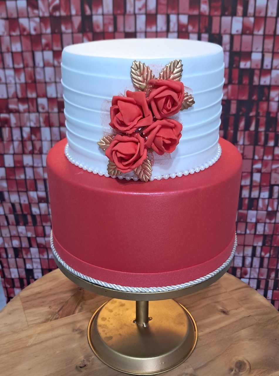 Bolo Cenográfico Vermelho E Branco - Silmara Decorações 