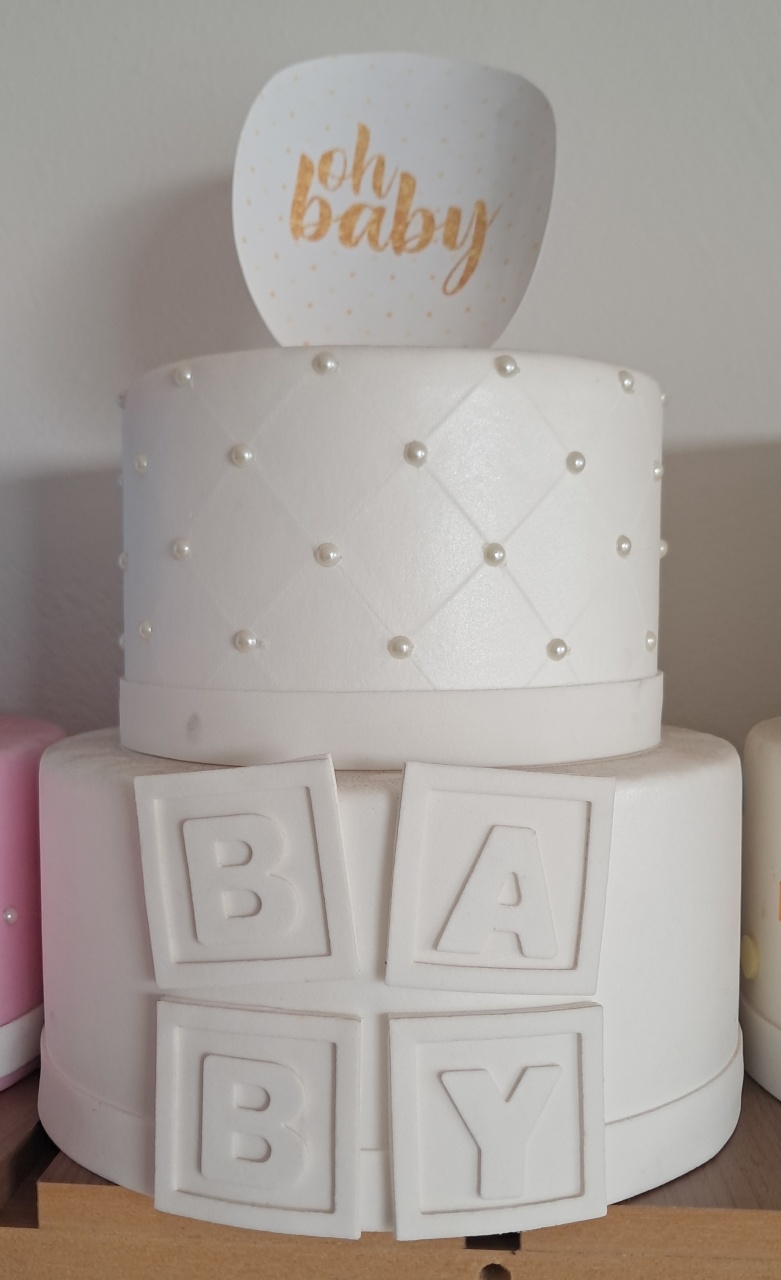 Bolo Cenográfico Branco Cha de Bebê  - Silmara Decorações 