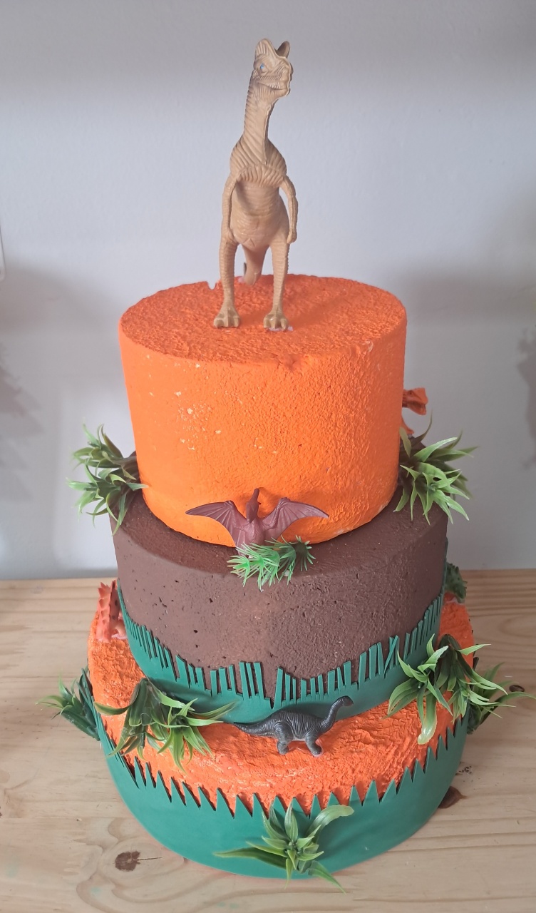 Bolo Cenográfico Dinossauro  - Silmara Decorações 