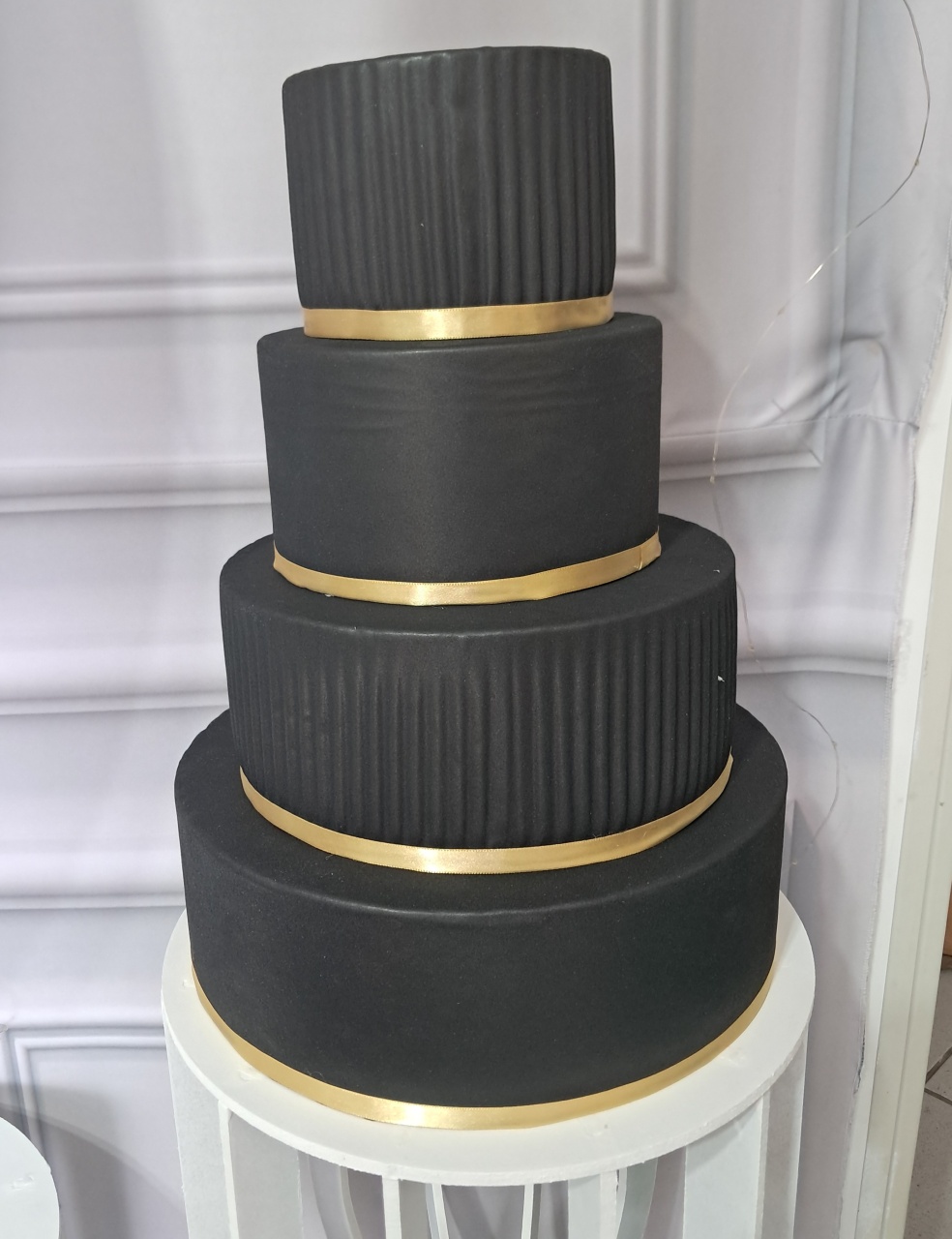 Bolo Cenográfico Preto - Silmara Decorações 