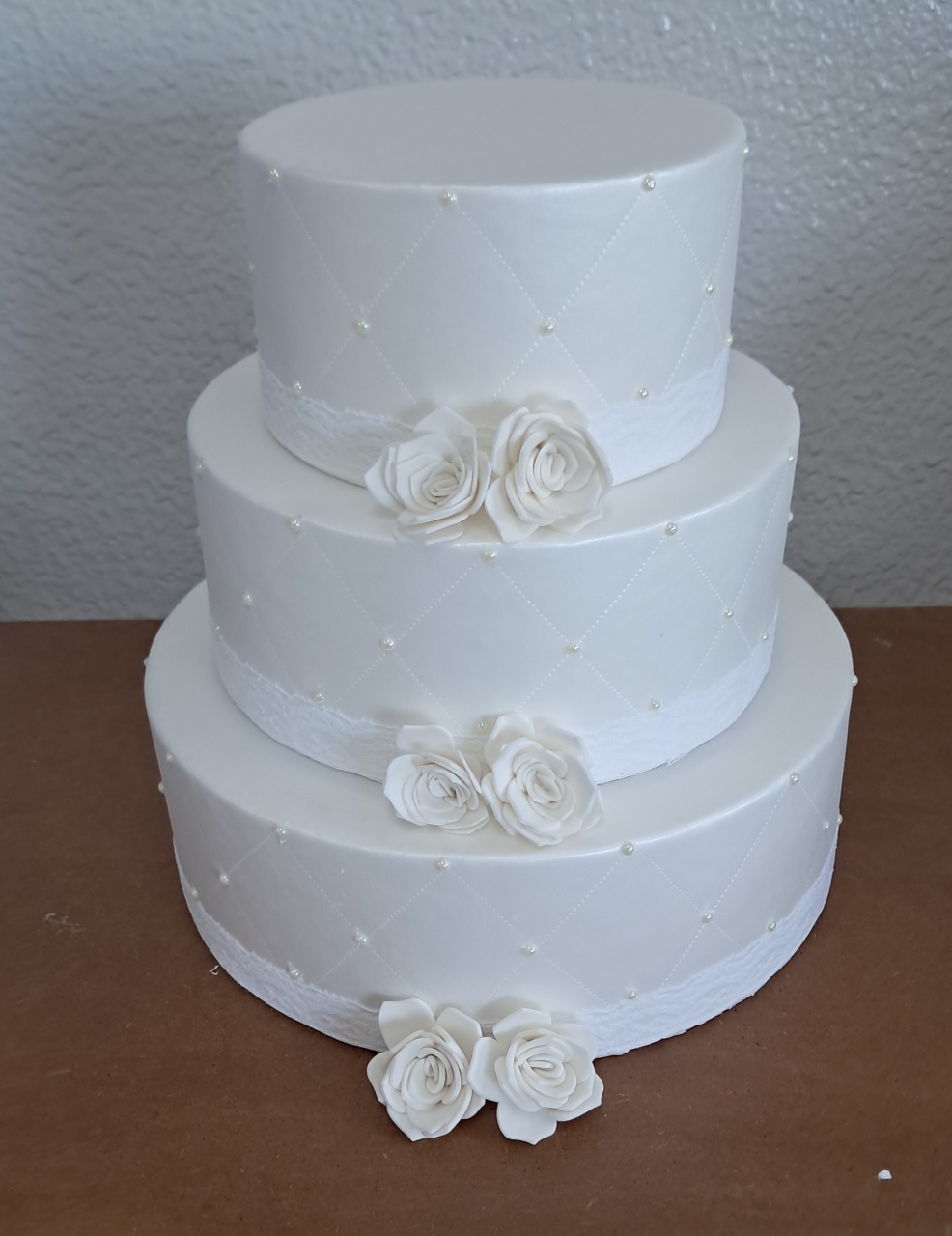 Bolo Cenográfico Branco Casamento - Silmara Decorações 