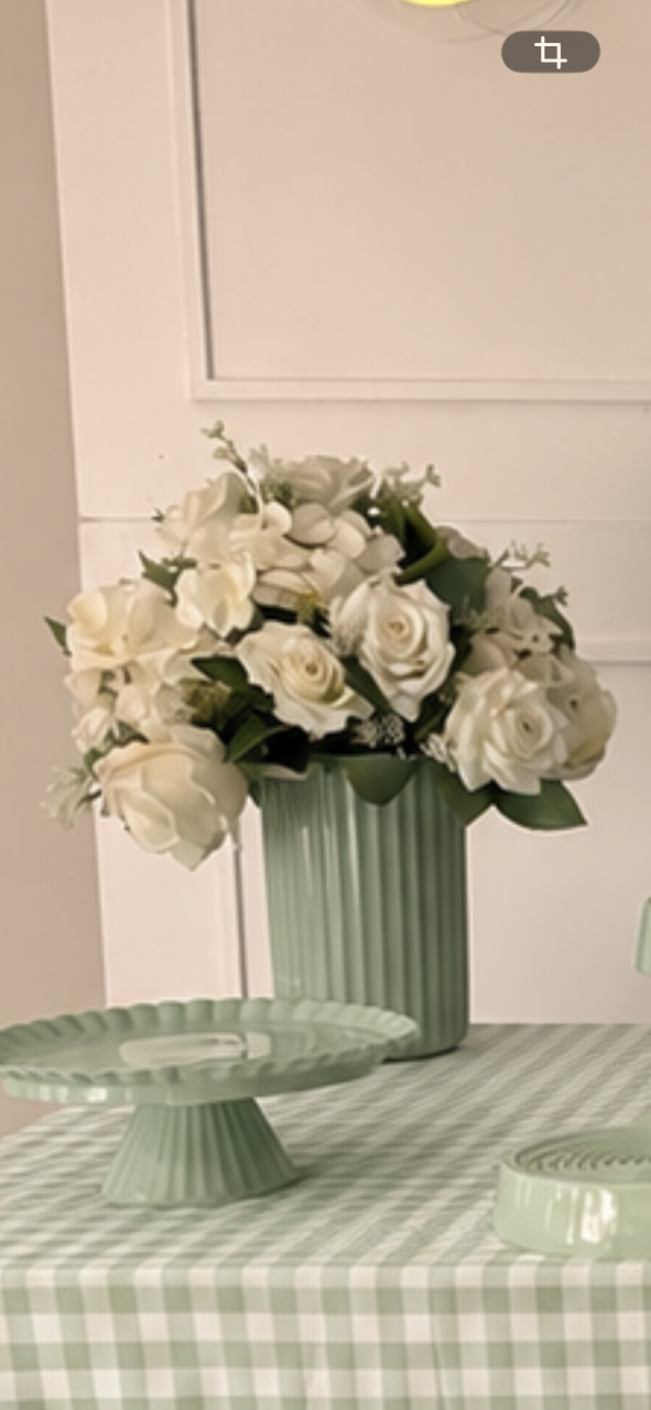 Vaso Verde Com Arranjo Floral - Dona mocinha 