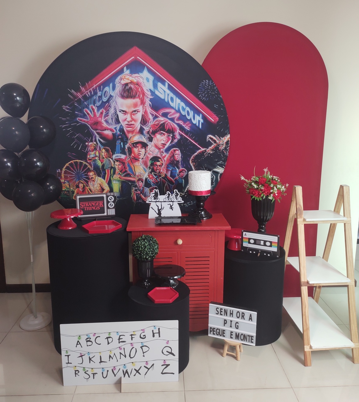 Stranger Things Kit 3 - Senhora Pig Pegue e Monte 