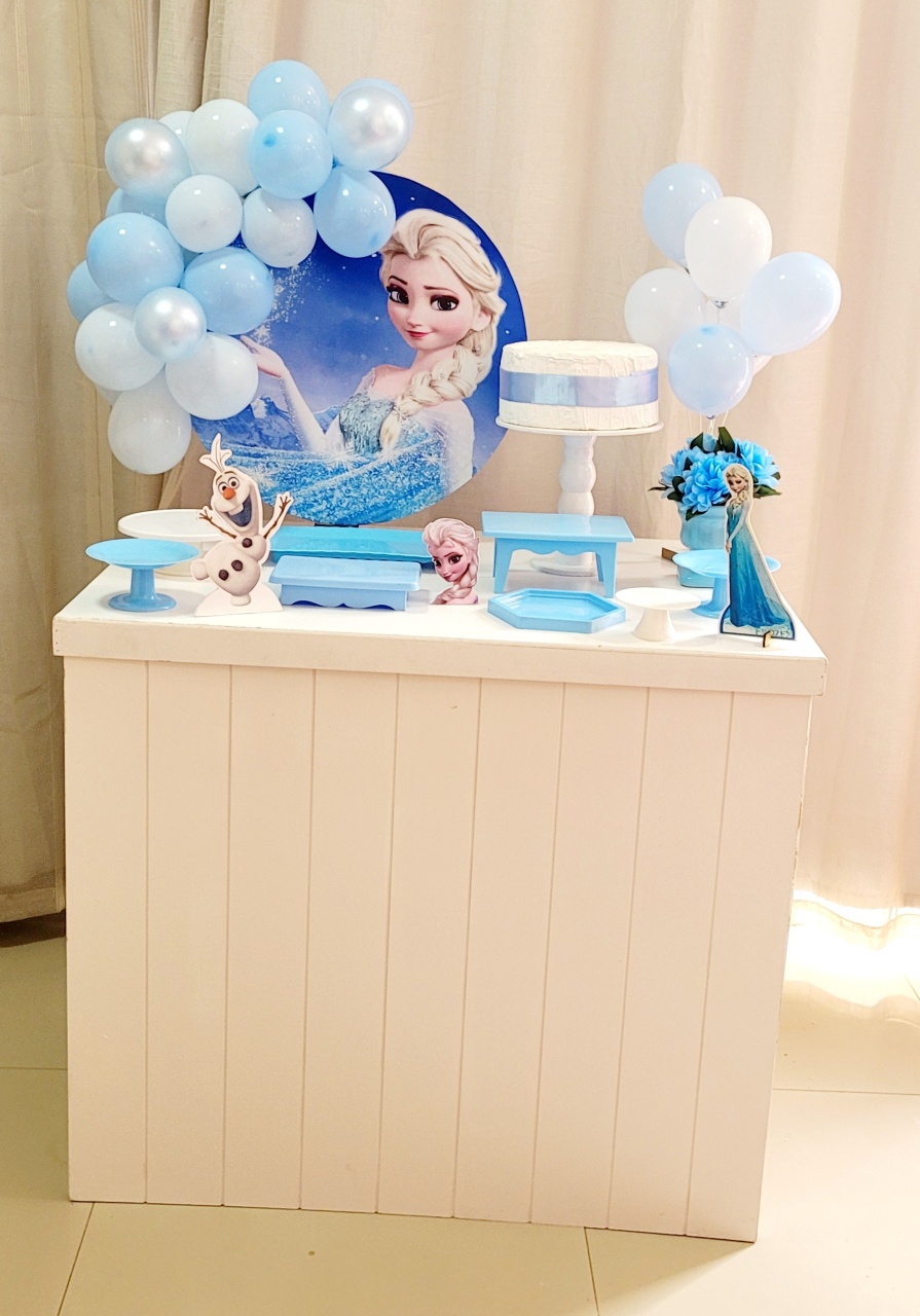 Kit Composto Com Balão -  Frozen  - É Só Um Bolinho Locações 