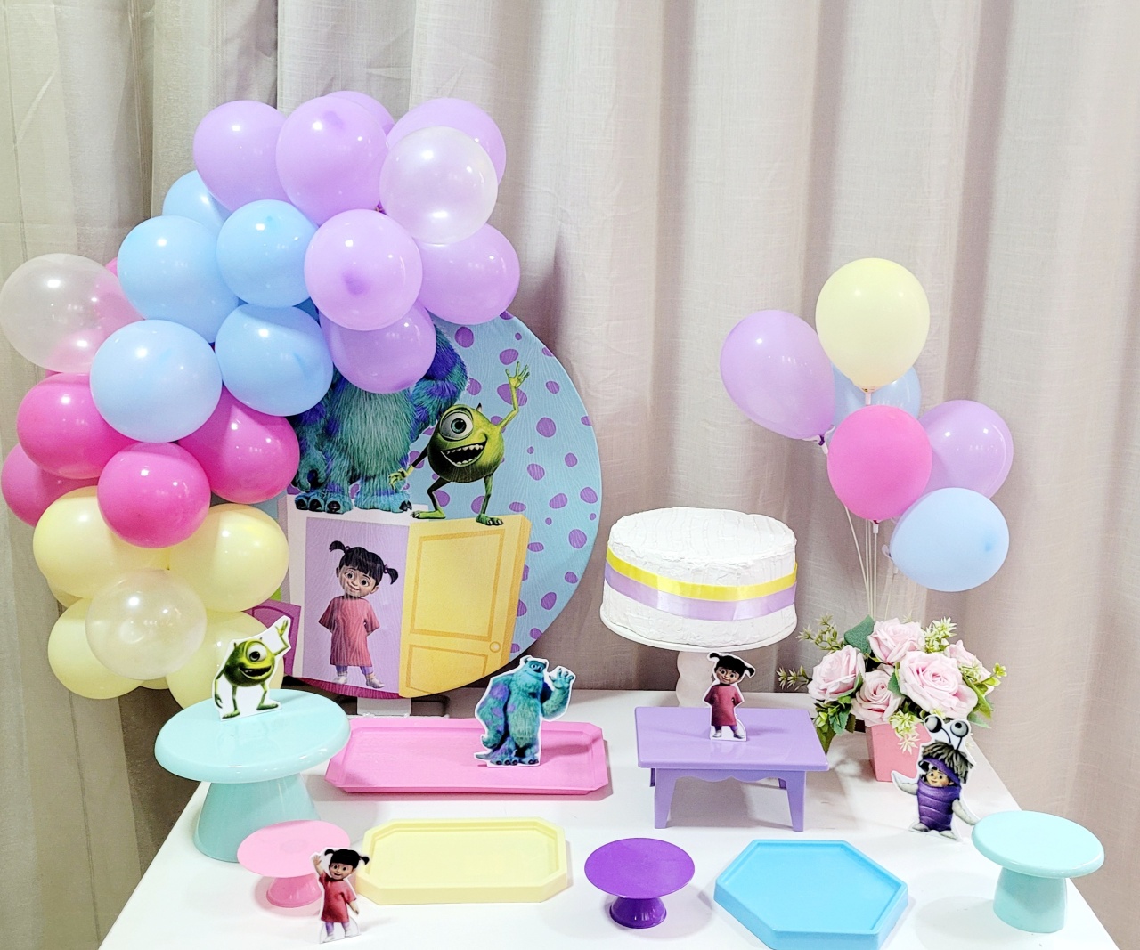 Kit Mesa Com Balão -  Monstros S.a  - É Só Um Bolinho Locações 
