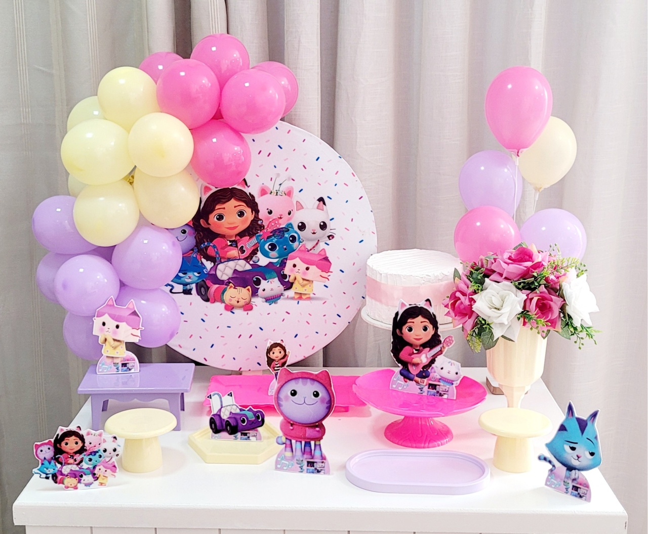 Kit Mesa Com Casa Magica da Gaby - É Só Um Bolinho Locações 