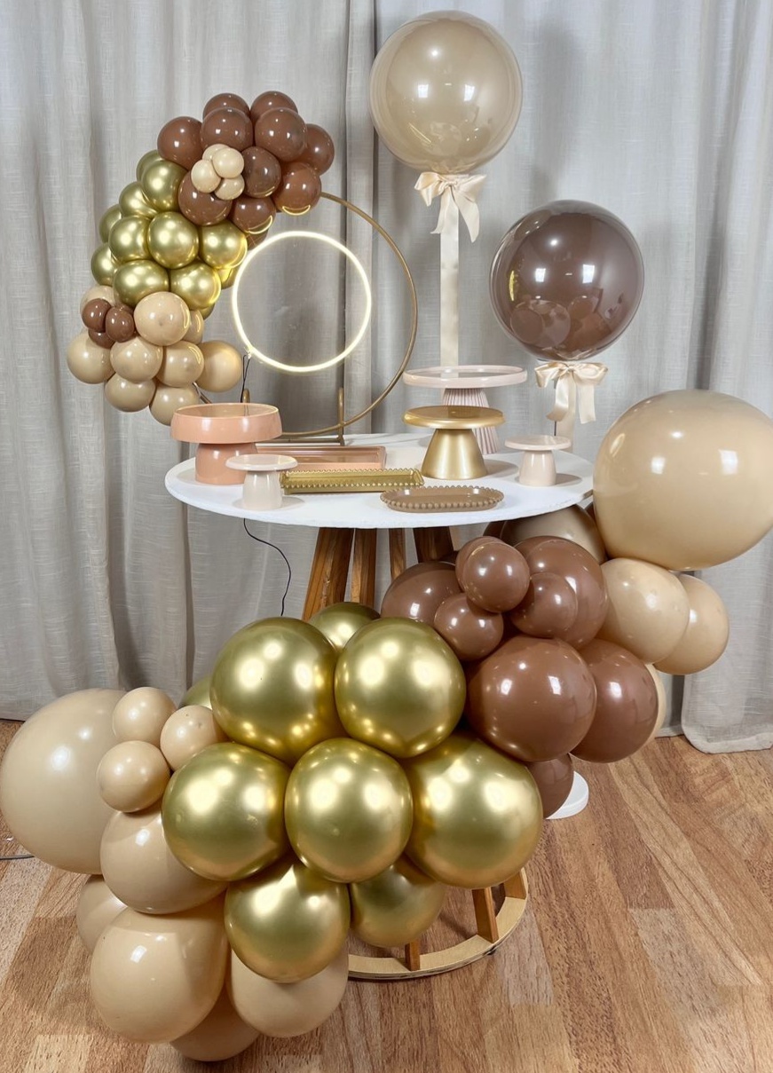 Mini Festa Gold Basic Com Led - Painel Vazado Com Led Redondo + Balões Suspenso - É Só Um Bolinho Locações 