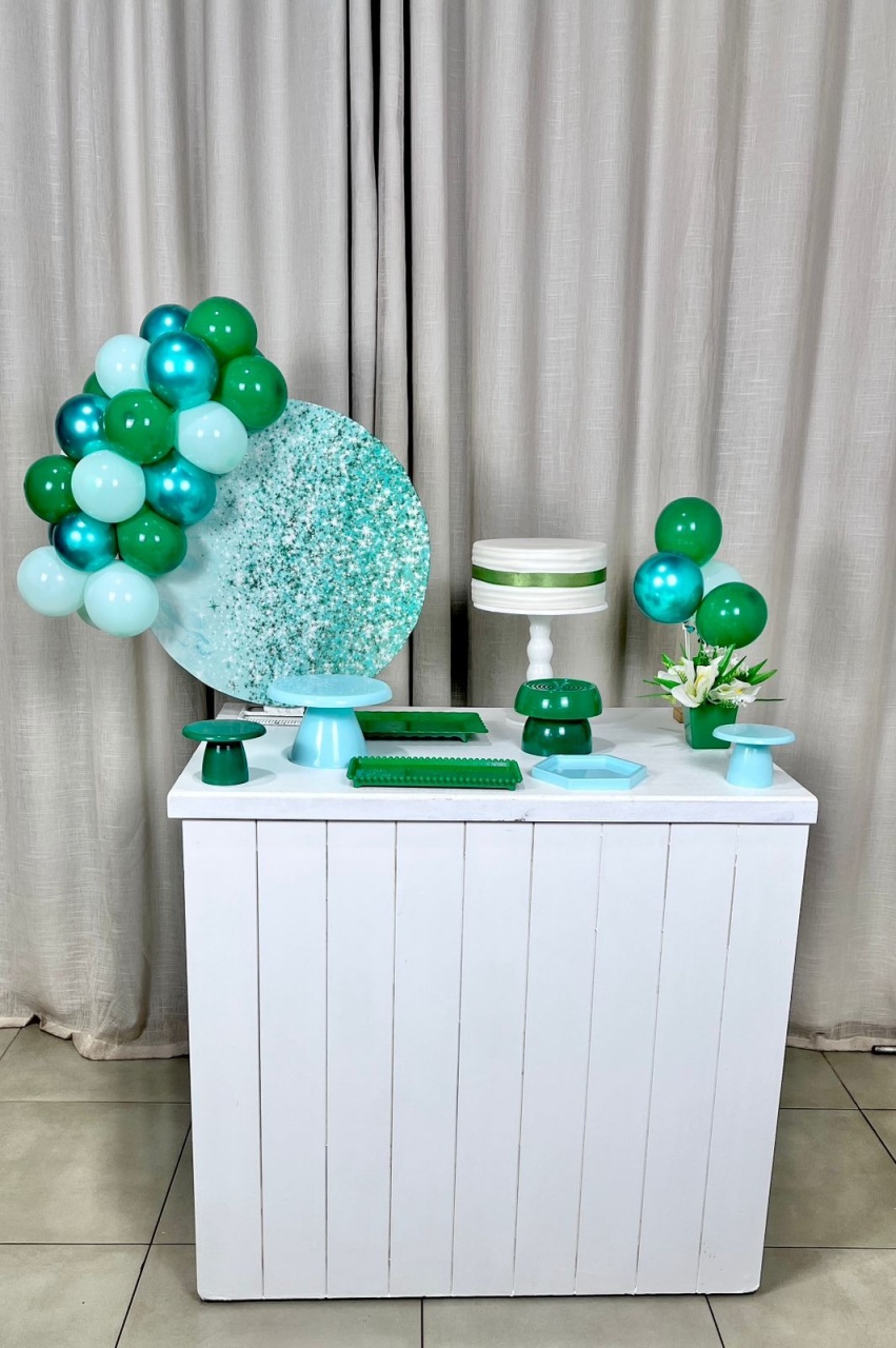 Kit Composto Com Balão - Degrade Verde  - É Só Um Bolinho Locações 