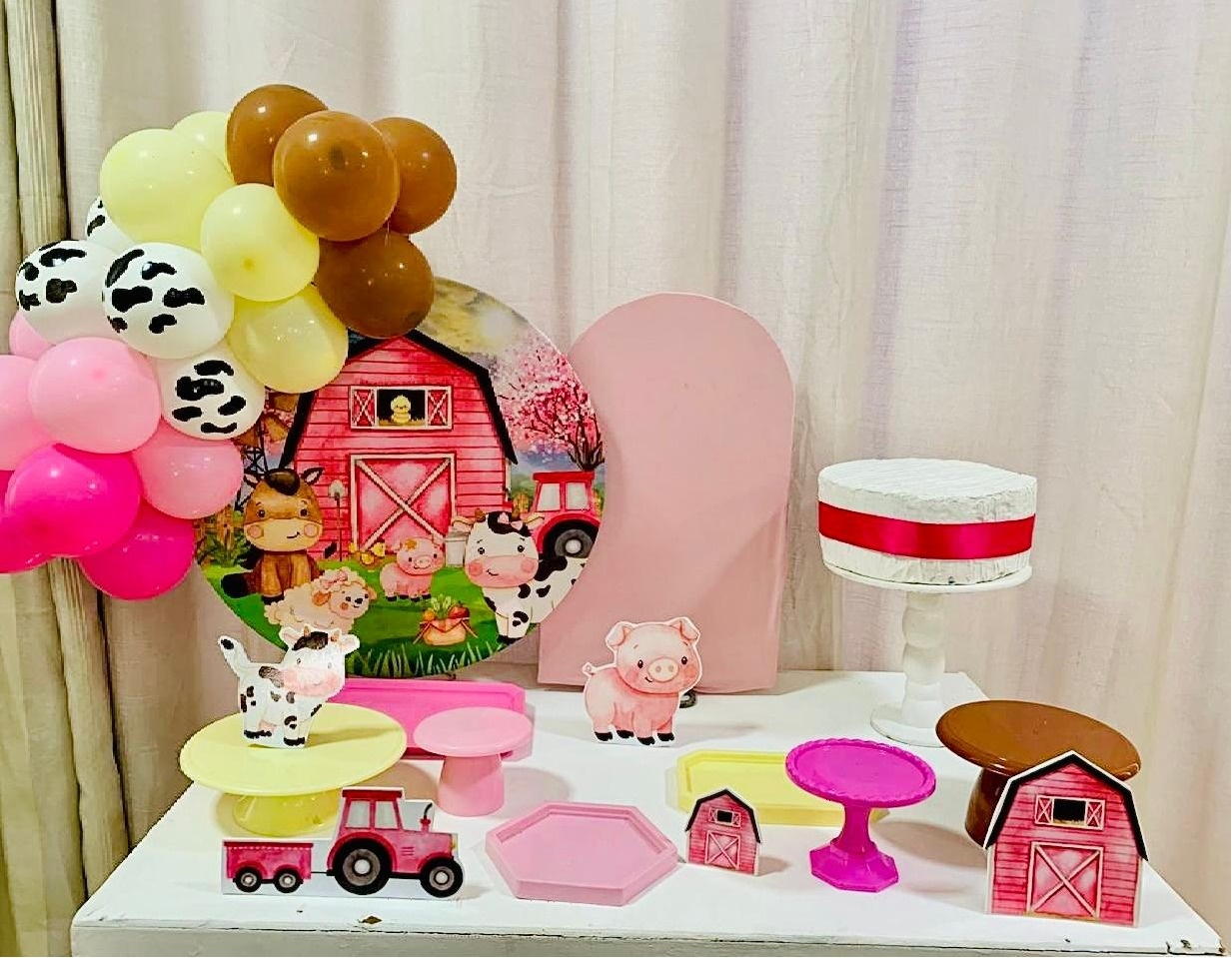 Kit de Mesa Plus Com Balão - Fazendinha Feminino  - É Só Um Bolinho Locações 