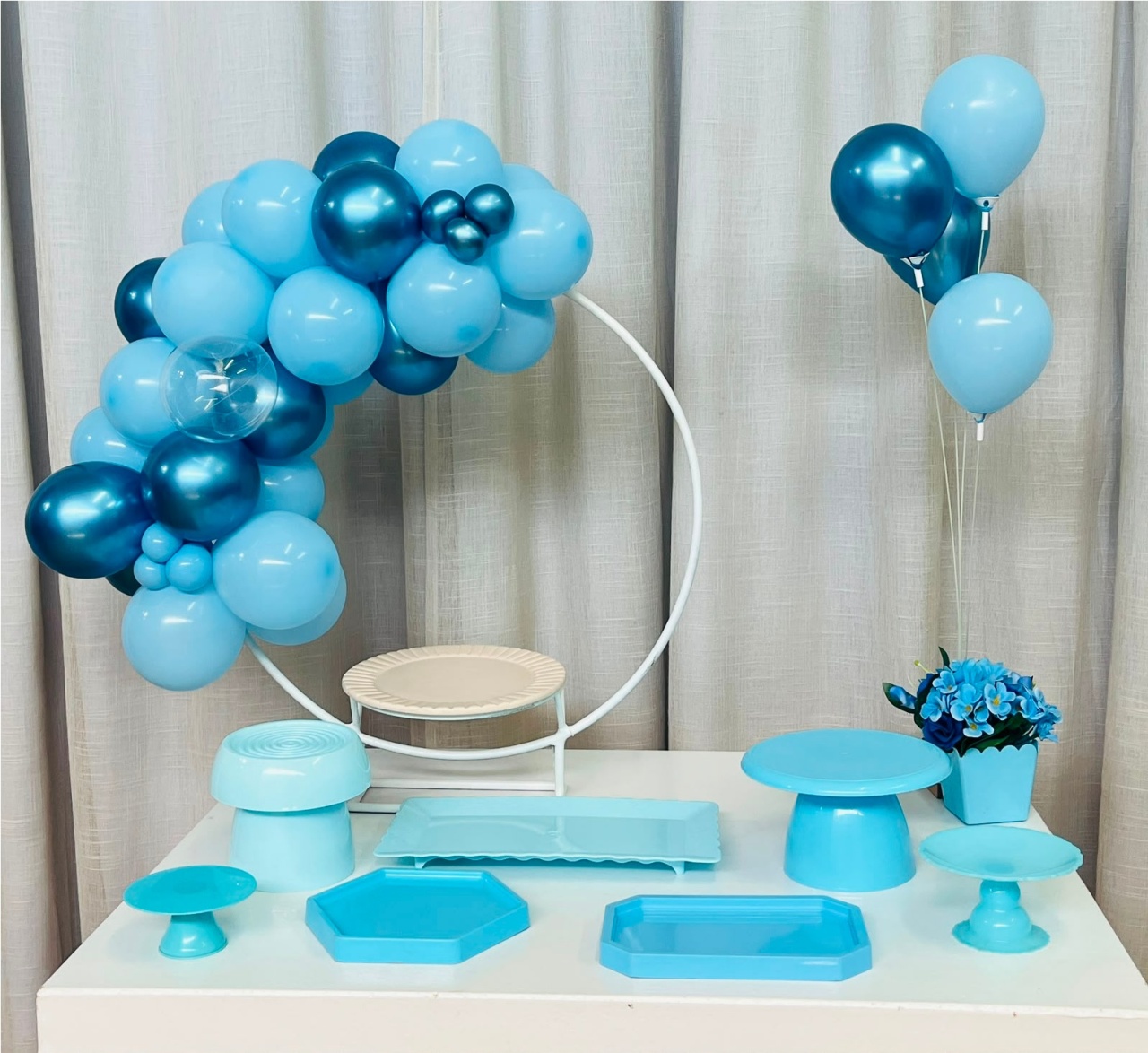 Kit Mesa Com Balão- Azul E Azul Metalizado No Arco Vazado - É Só Um Bolinho Locações 