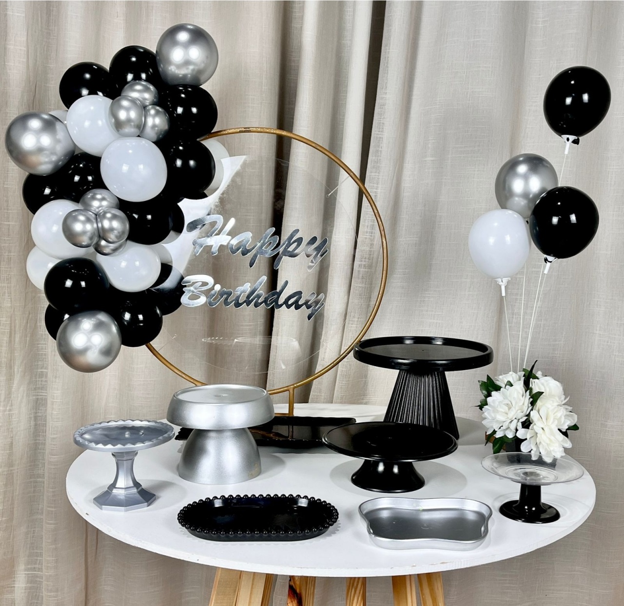 Kit Mesa Com Balão-Vazado E Balões Preto, Branco E Prata. - É Só Um Bolinho Locações 