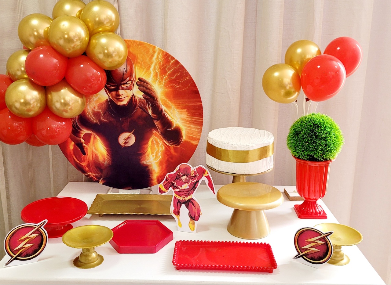 Kit Mesa Com Balão -  Flash - É Só Um Bolinho Locações 
