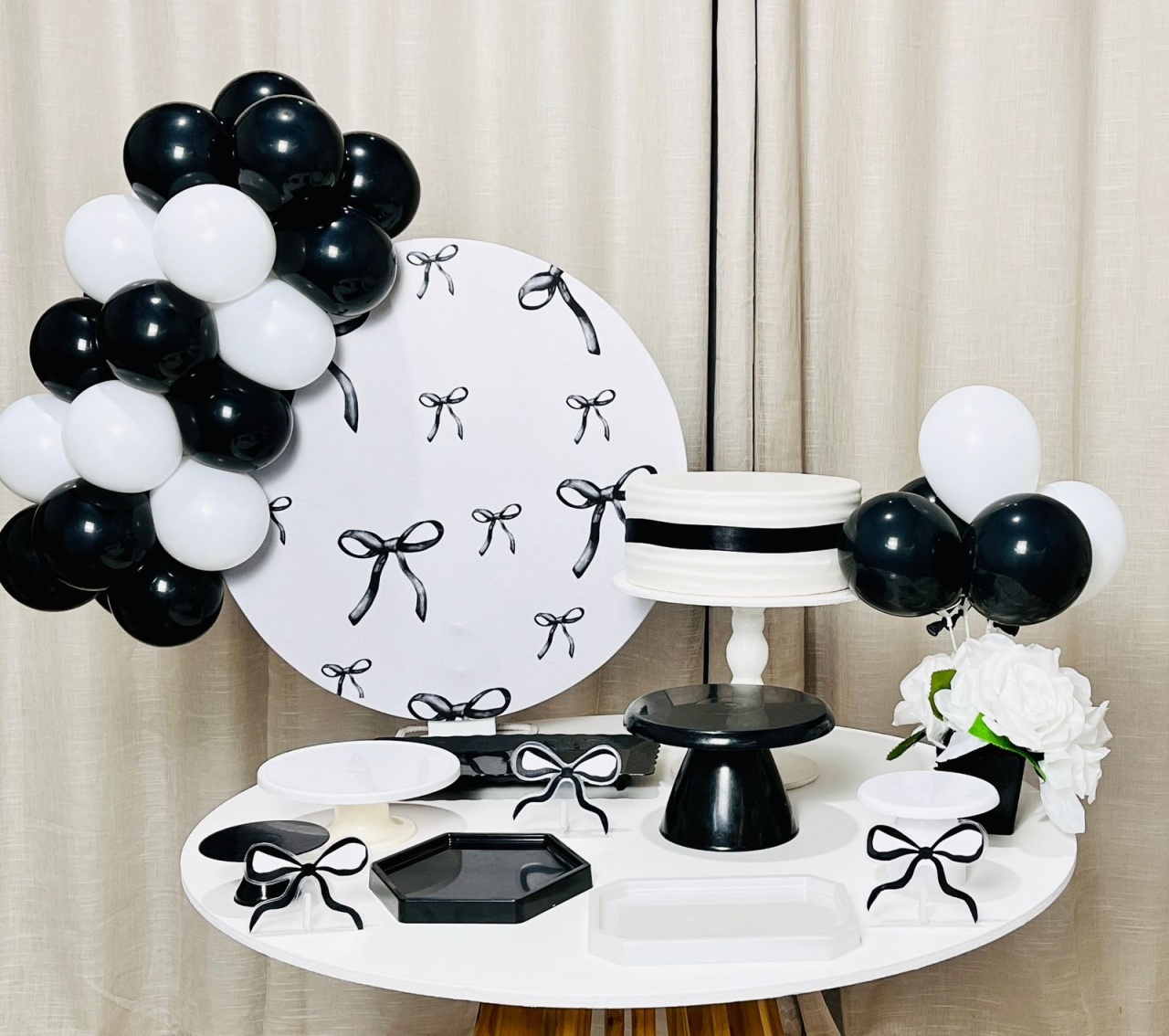 Kit Mesa Com Balão -  Laços 1 - É Só Um Bolinho Locações 