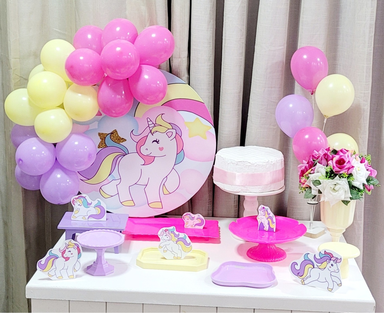 Kit Mesa Com Balão -  Unicórnio 1 - É Só Um Bolinho Locações 