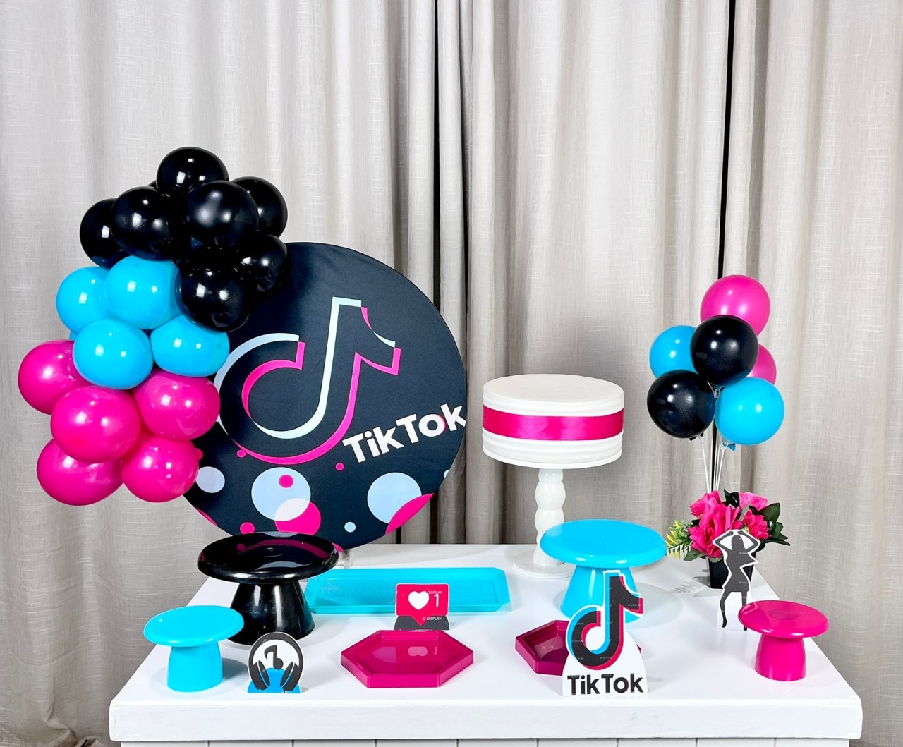 Kit Mesa Com Balão -  Tik Tok - É Só Um Bolinho Locações 