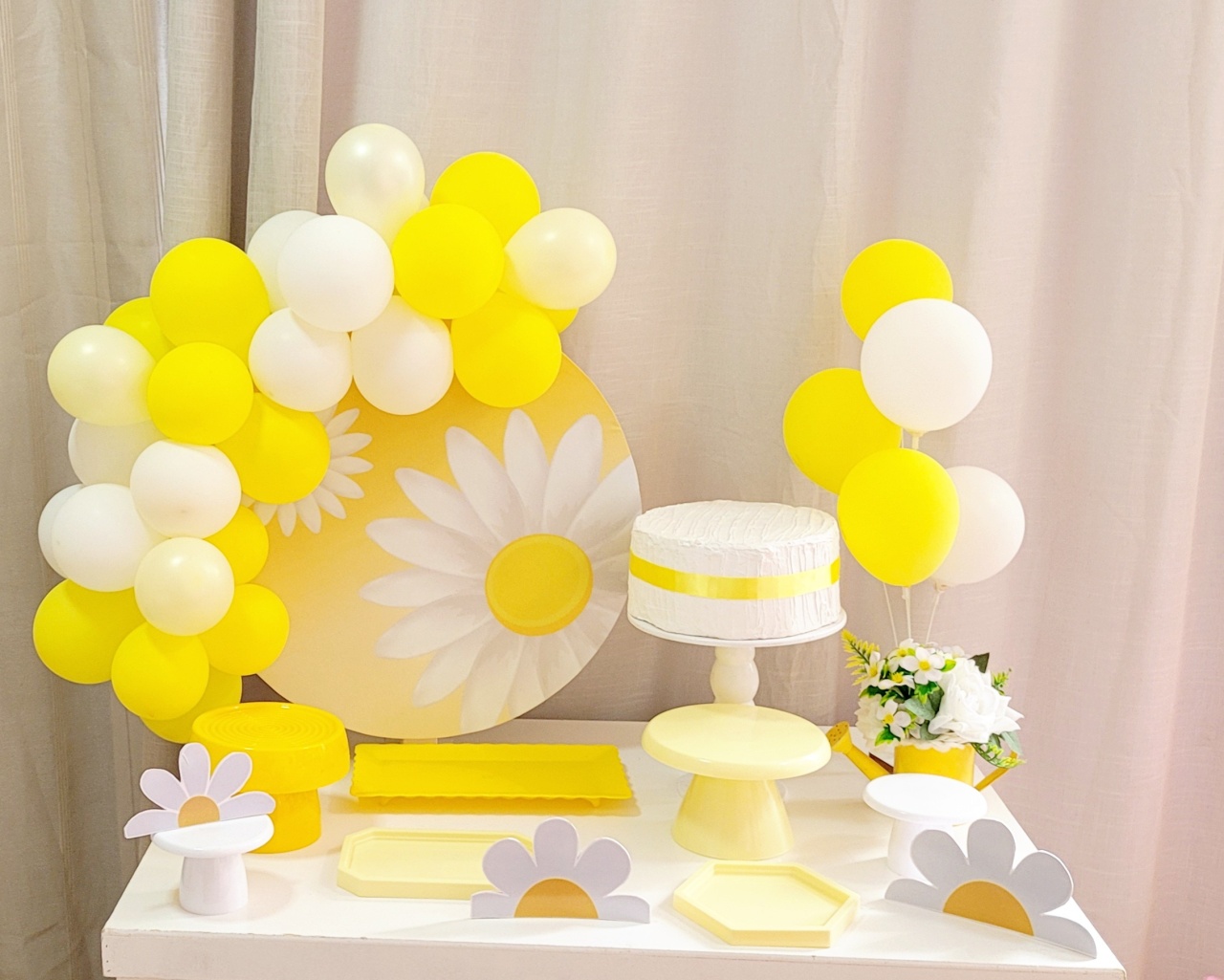 Kit Mesa Com Balão -  Margarida 2 - É Só Um Bolinho Locações 