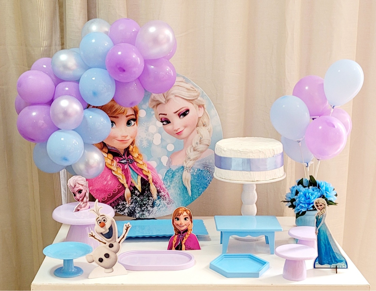 Kit Mesa Com Balão -  Frozen E Ana  - É Só Um Bolinho Locações 