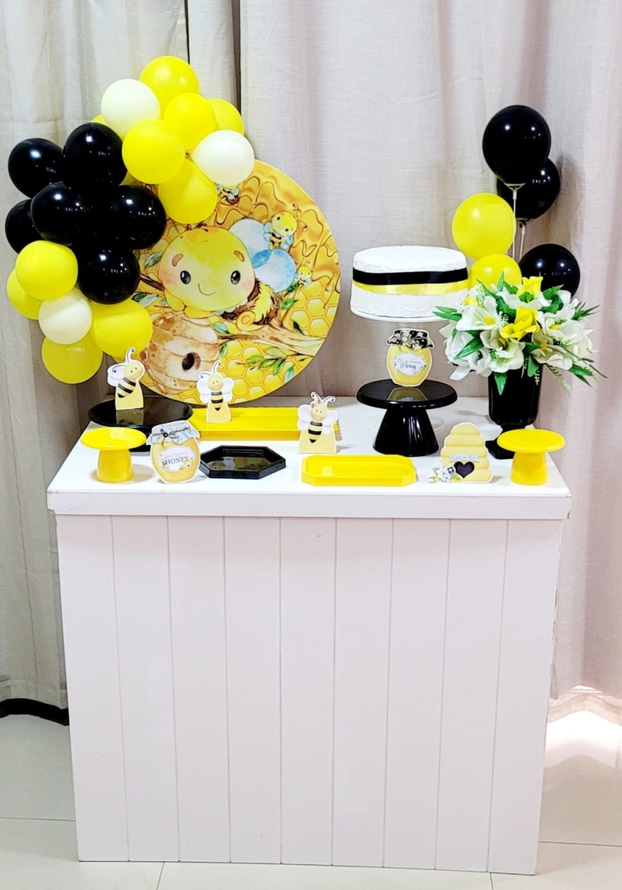 Kit Composto Com Balão - Abelhinha  - É Só Um Bolinho Locações 