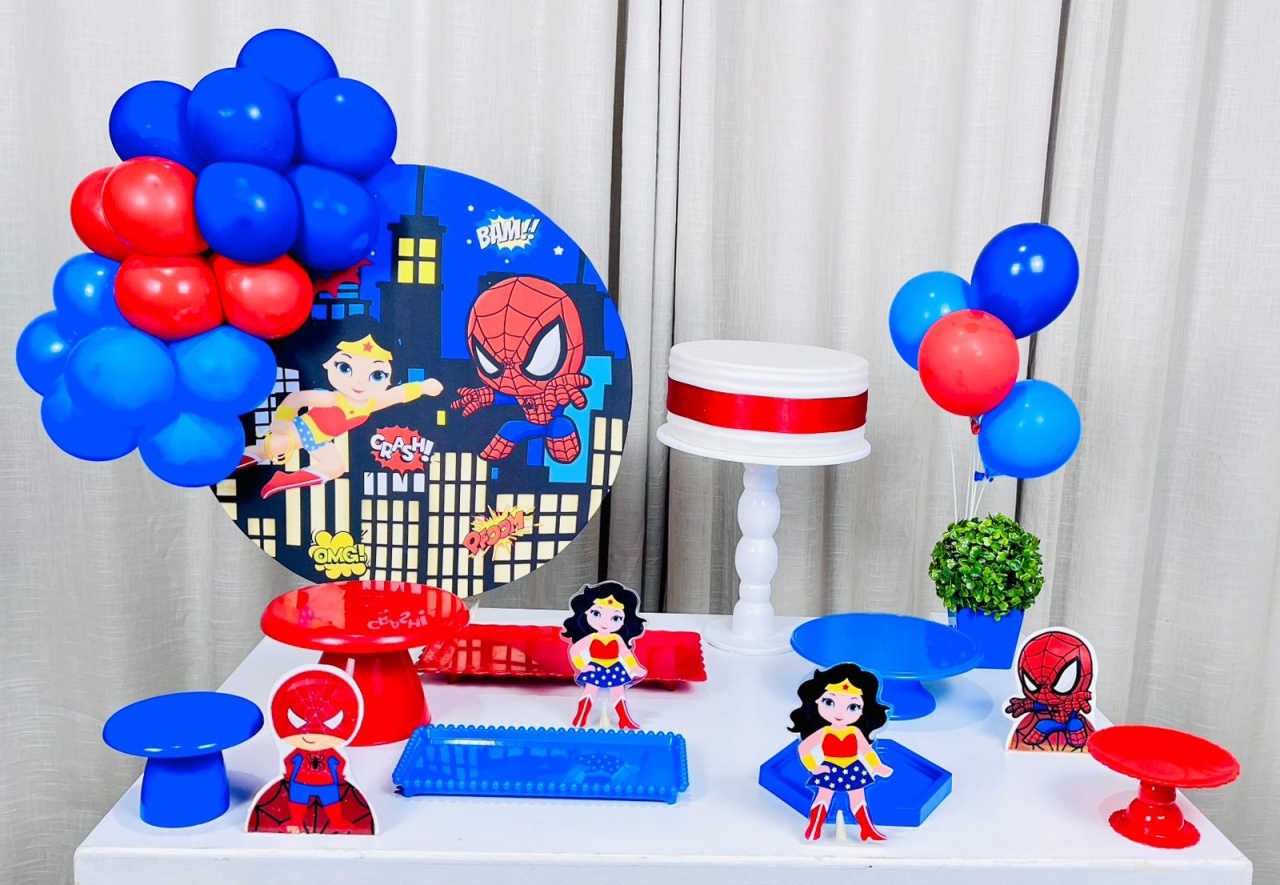 Kit Mesa Com Balão - Homem  Aranha E Mulher Maravilha - É Só Um Bolinho Locações 