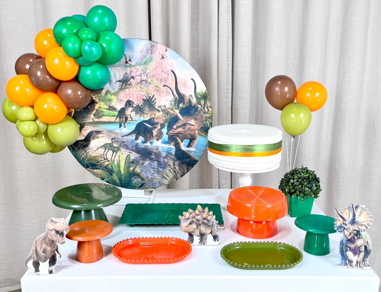 Kit Mesa Com Balão -  Dinossauro Rex  - É Só Um Bolinho Locações 