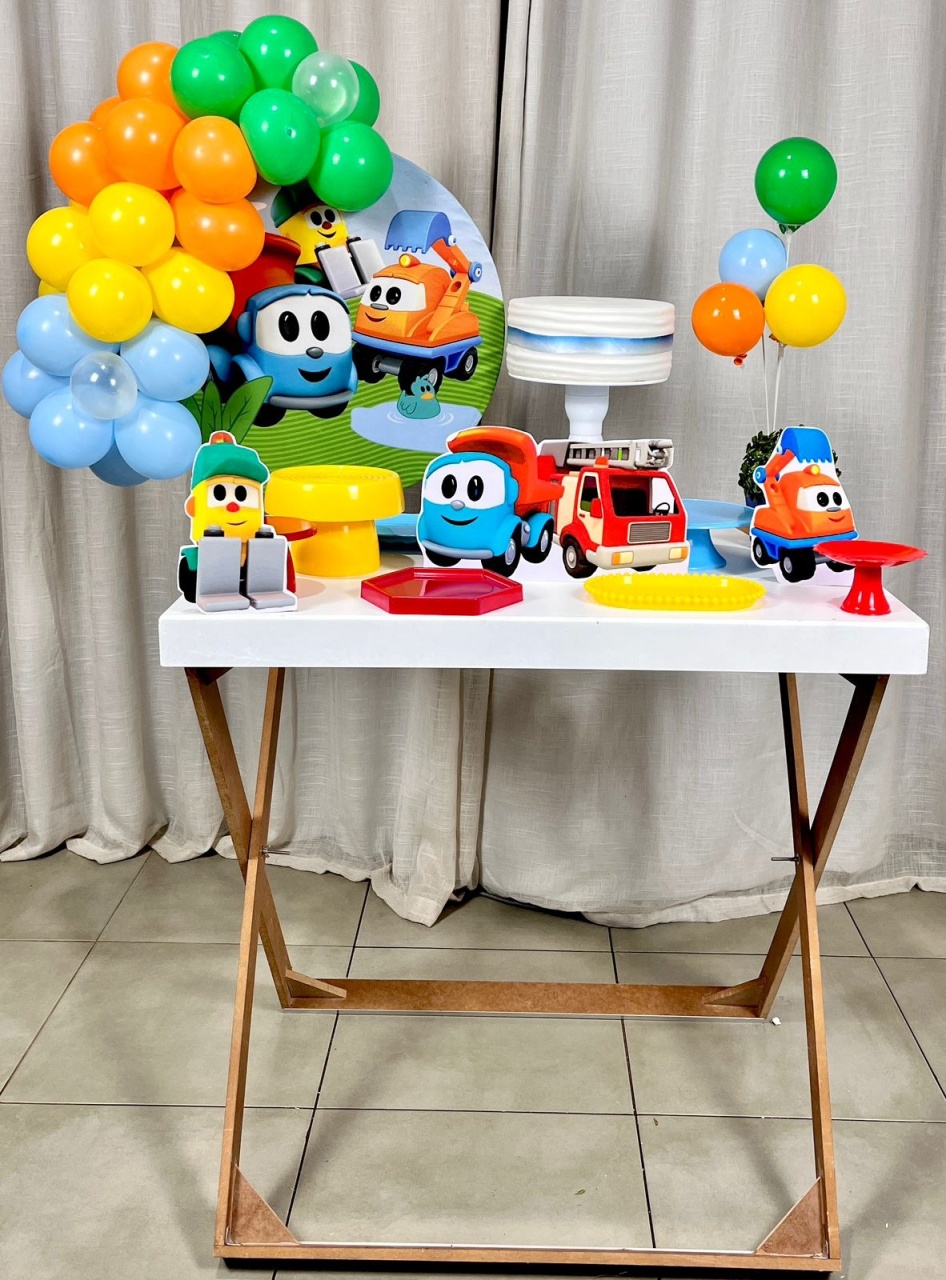 Kit Composto Com Balão - Leo Caminhão  - É Só Um Bolinho Locações 