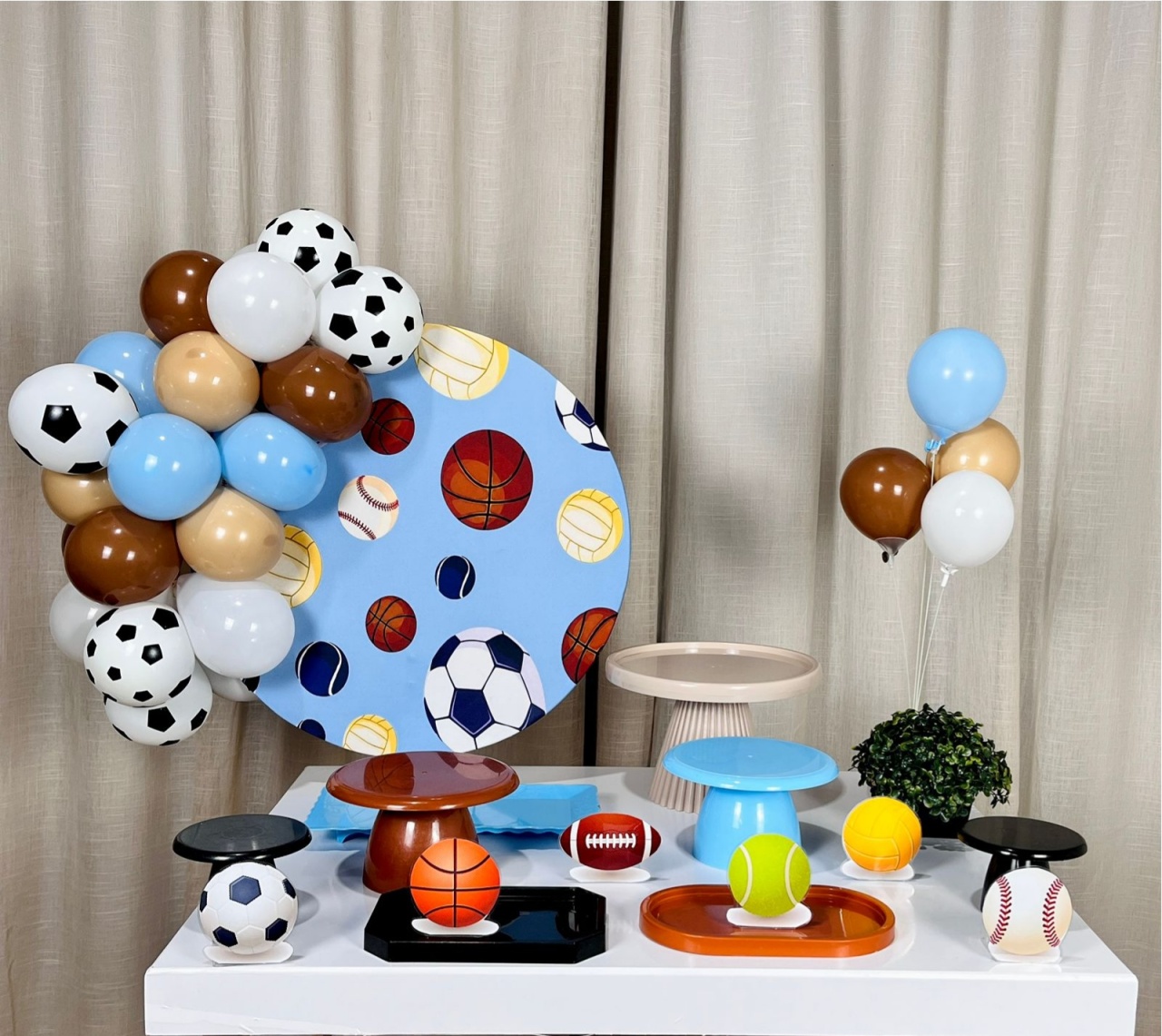 Kit Mesa Com Balão - Bolas Espotivas - É Só Um Bolinho Locações 