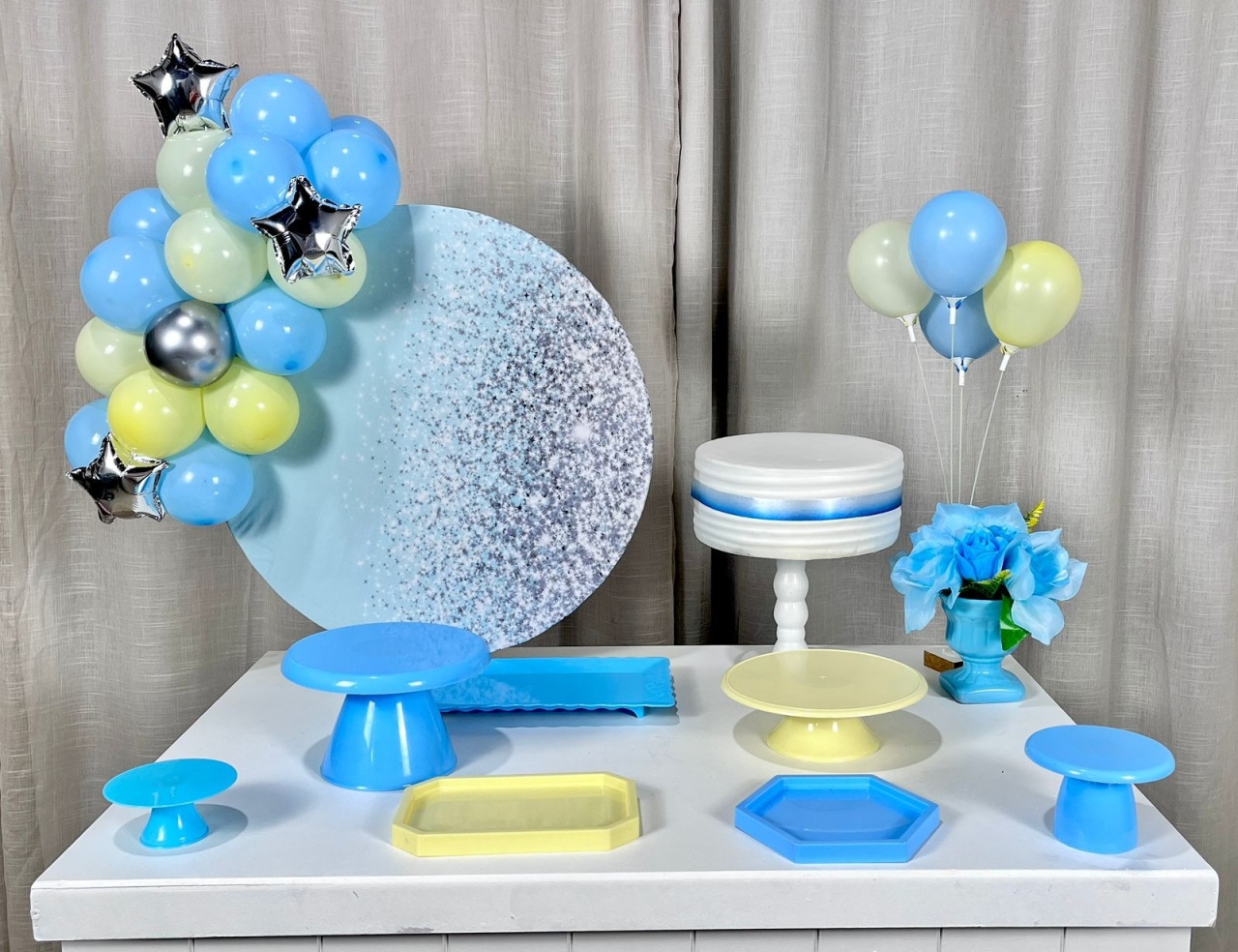 Kit Mesa Com Balão -  Degrade Azul - É Só Um Bolinho Locações 