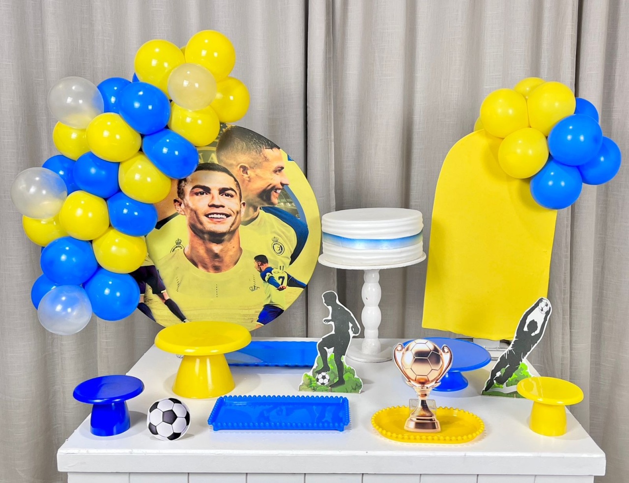 Kit Mesa Premium Com Balão - Cristiano Ronaldo  - É Só Um Bolinho Locações 