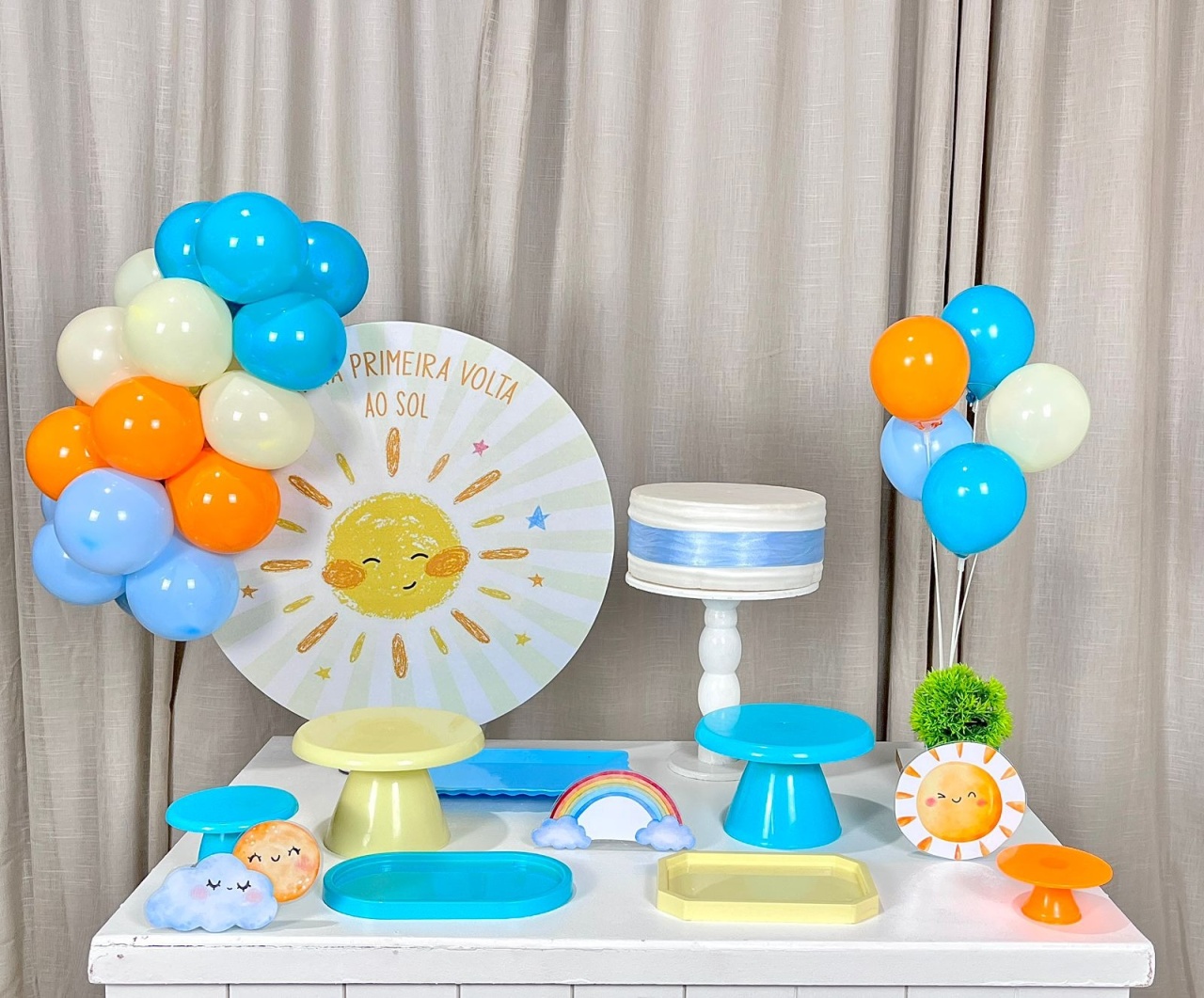 Kit Mesa Com Balão -  Minha Primeira Volta Ao Sol - É Só Um Bolinho Locações 