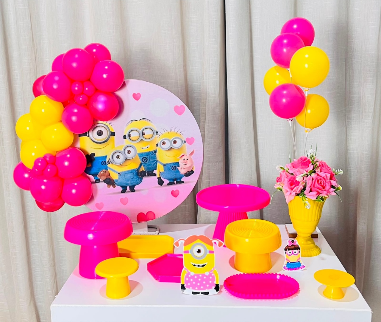 Kit Mesa Com Balão - Minions Feminino - É Só Um Bolinho Locações 