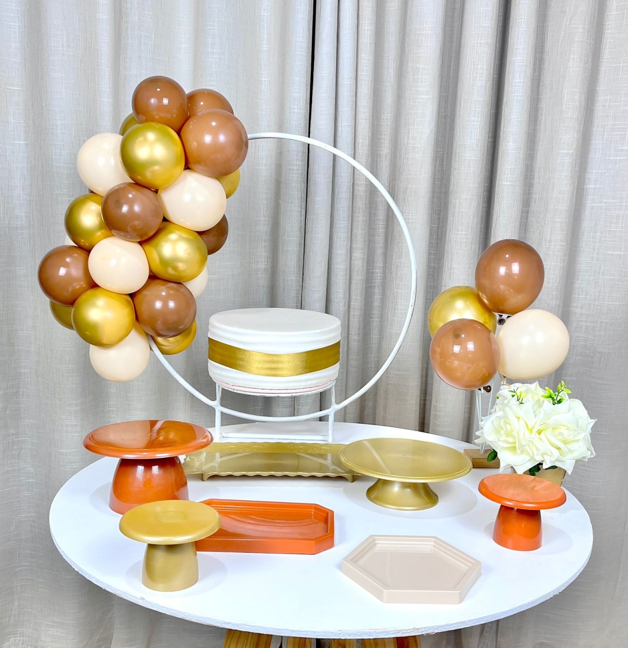 Kit Mesa Com Balão - Arco Vazado  - É Só Um Bolinho Locações 