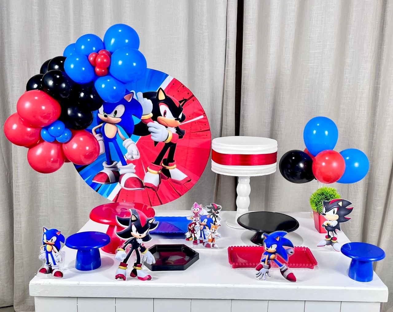 Kit Mesa Com Balão -  Sonic E Shadow  - É Só Um Bolinho Locações 