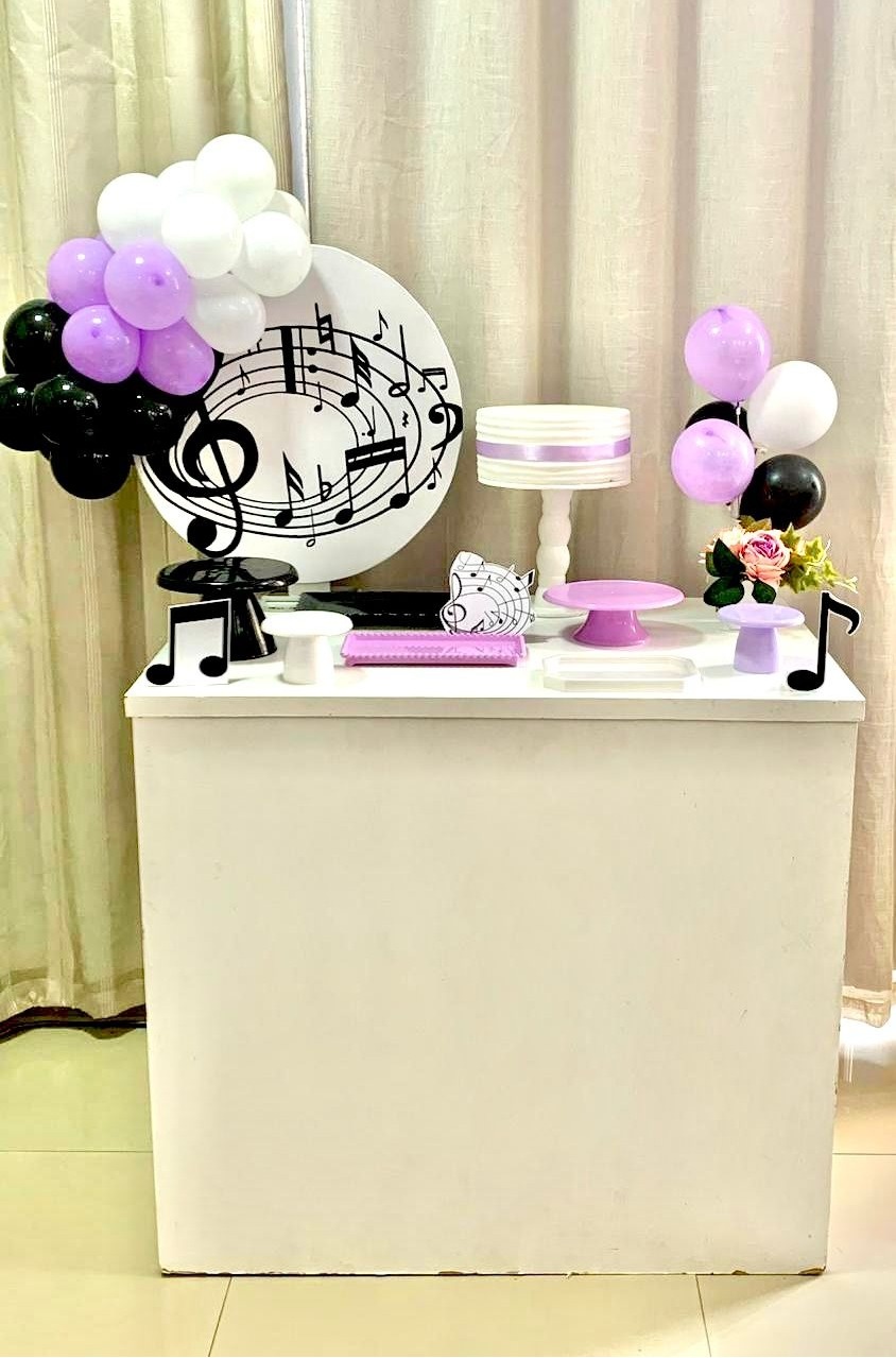 Kit Composto Com Balão - Musica  - É Só Um Bolinho Locações 