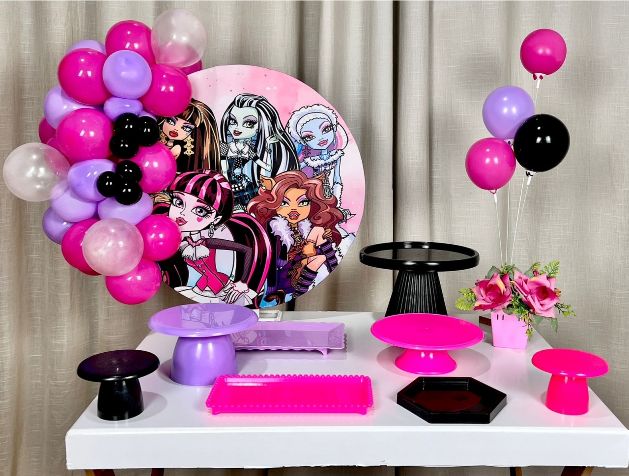 Kit Mesa Com Balão -Monster Righ - É Só Um Bolinho Locações 