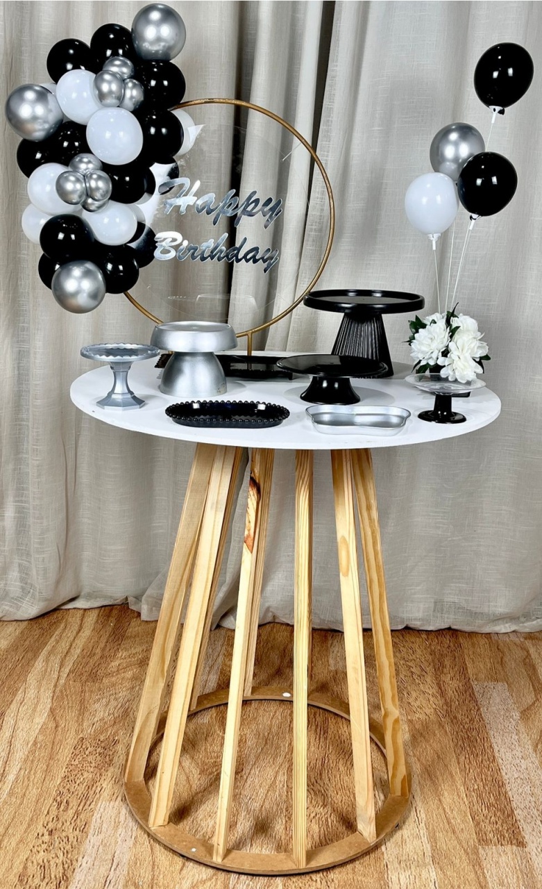 Kit Composto Com Balão Vazado- Branco, Preto E Prata + Personalizado + Balões Metalizados (Cópia 1) - É Só Um Bolinho Locações 
