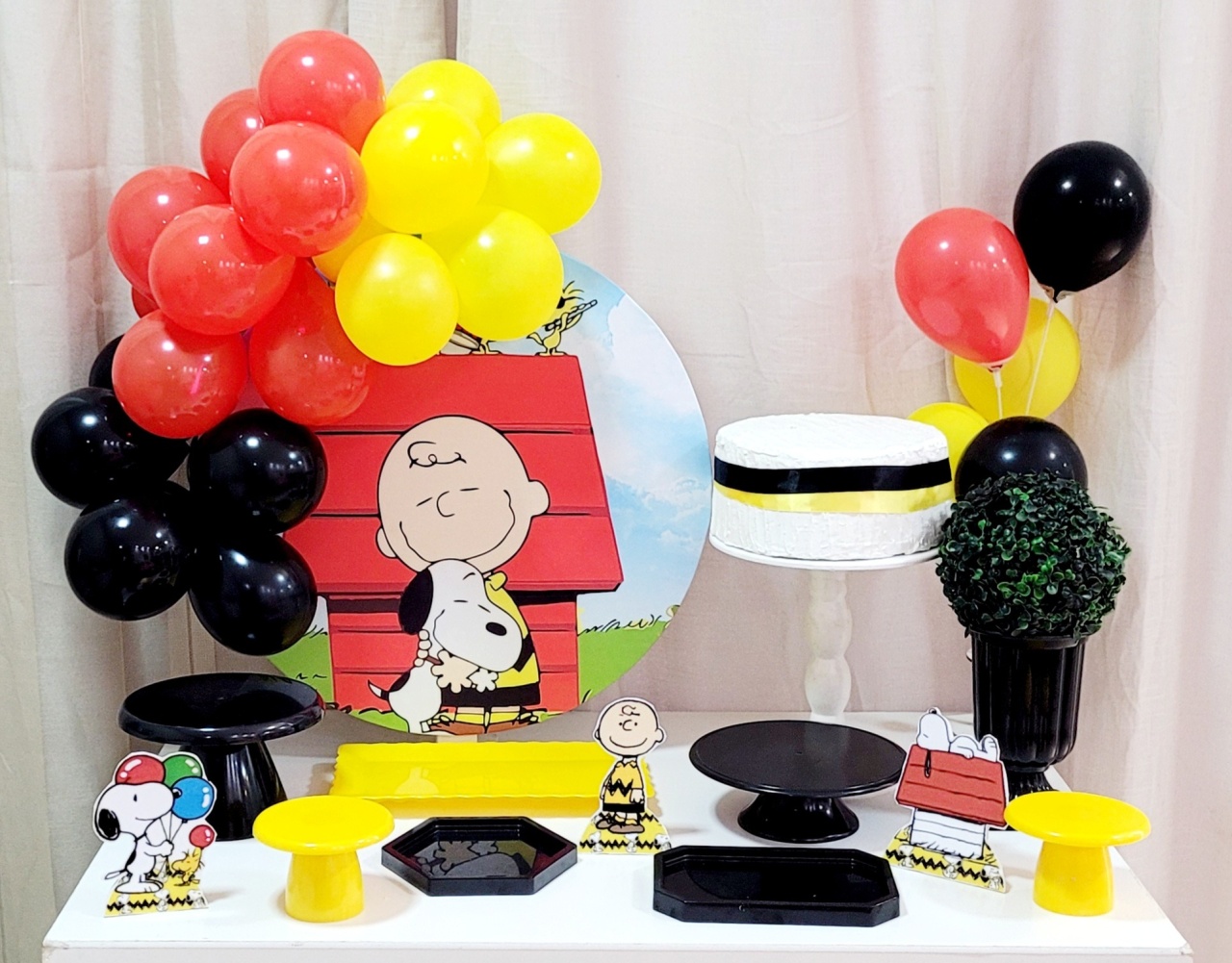 Kit Mesa Com Balão -  Snoop - É Só Um Bolinho Locações 