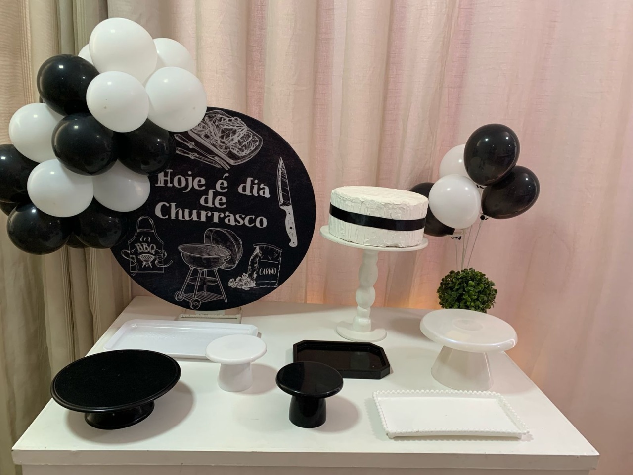 Kit Mesa Com Balão - Hoje É Dia de Churrasco 1 - É Só Um Bolinho Locações 