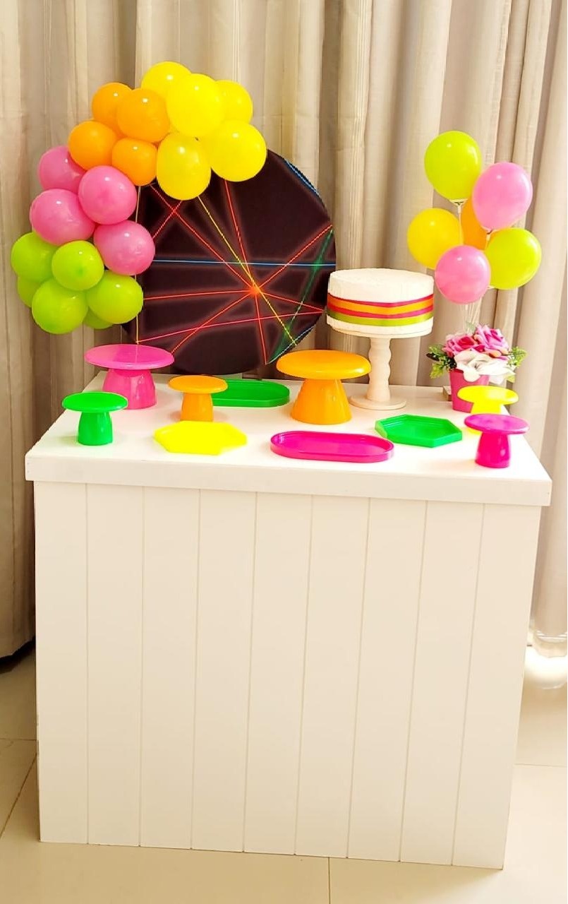 Kit Composto Premium Com Balão - Neon  - É Só Um Bolinho Locações 