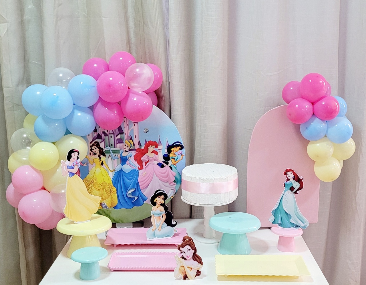Kit Mesa Premium Com Balão - Princesas 2 - É Só Um Bolinho Locações 