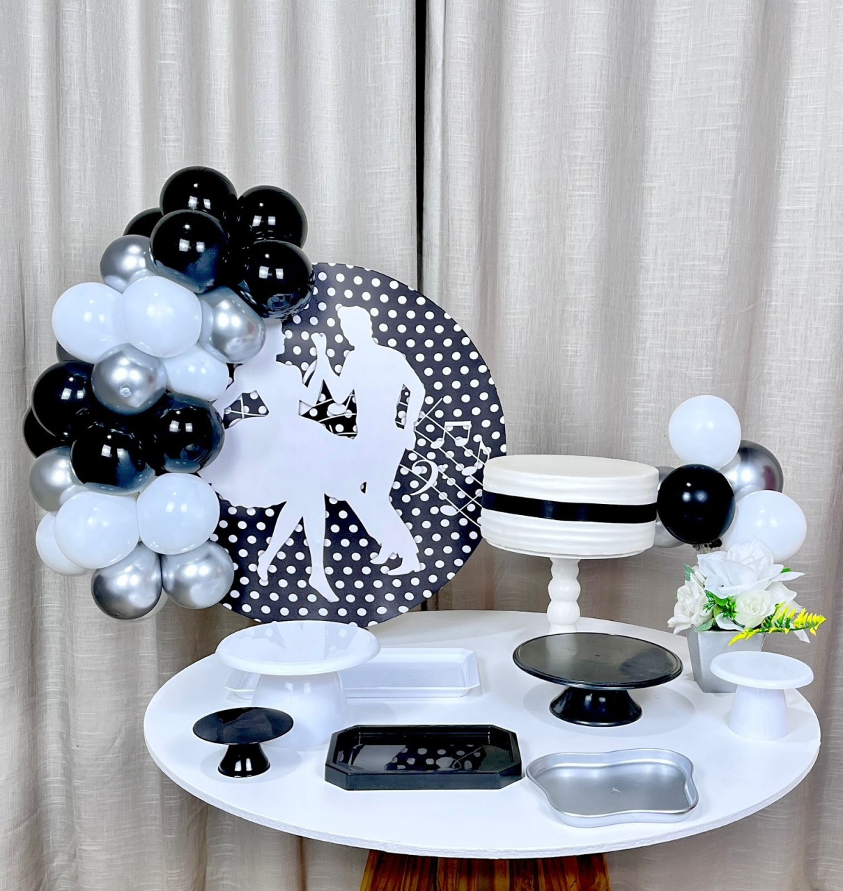 Kit Mesa Com Balão -  Anos 60 - 70 - É Só Um Bolinho Locações 