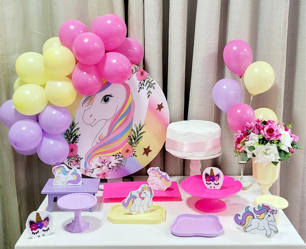 Kit Mesa Com Balão -  Unicórnio 2 - É Só Um Bolinho Locações 