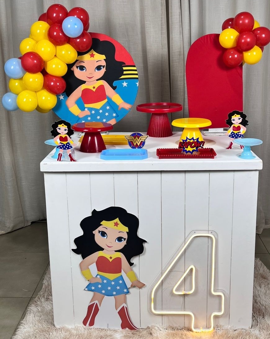 Kit Mini Festa Basic Com Led - Mulher Maravilha  - É Só Um Bolinho Locações 