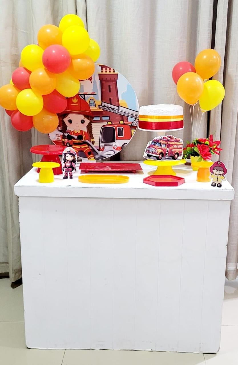 Kit Composto Com Balão - Bombeira  - É Só Um Bolinho Locações 