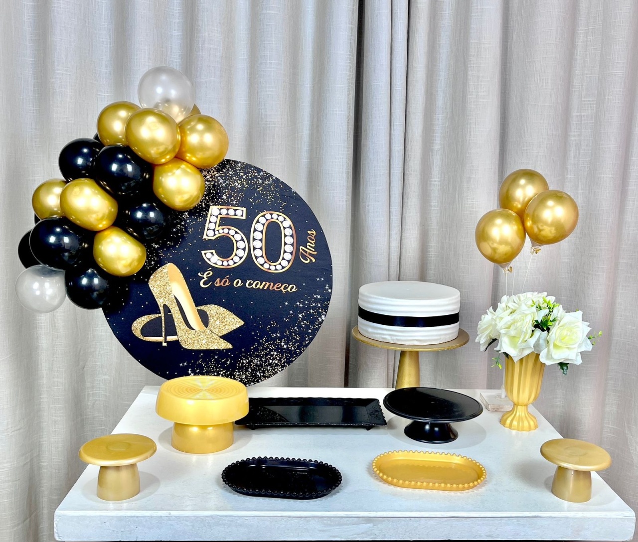 Kit Mesa Com Balão -  50 Anos - É Só Um Bolinho Locações 