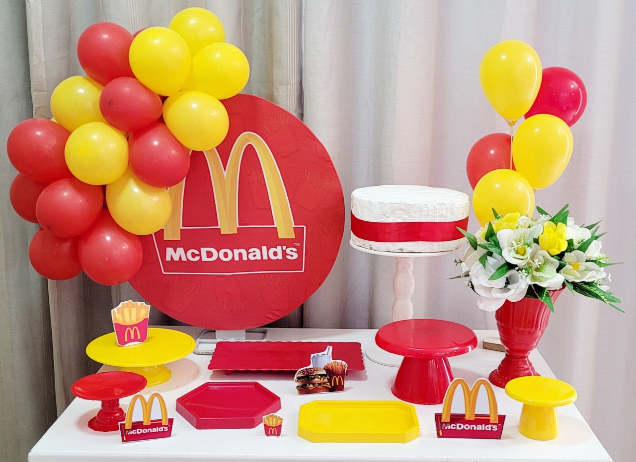 Kit Mesa Com Balão -  Mc Donalds - É Só Um Bolinho Locações 